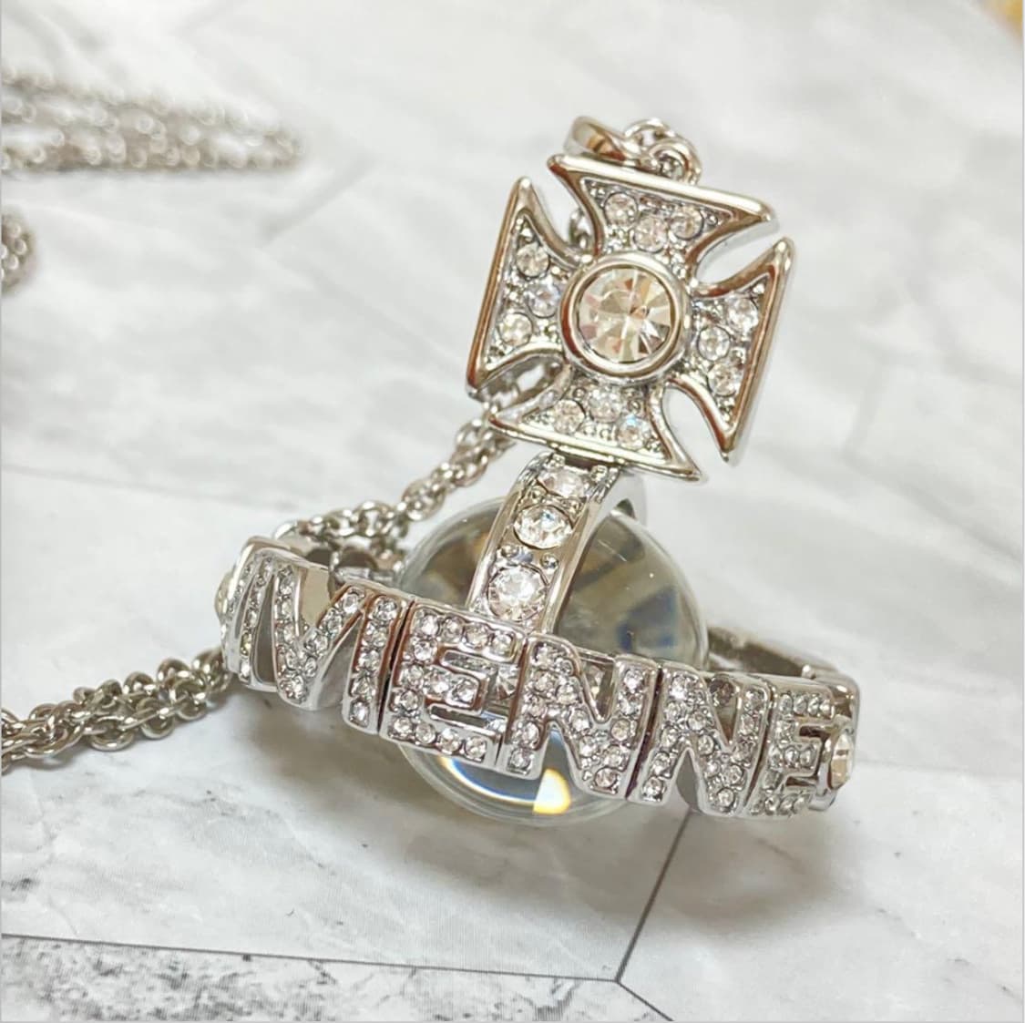 비비안웨스트우드 아카이브 화이트 크리스탈 레터링 orb 팬던트 목걸이 상품이미지2