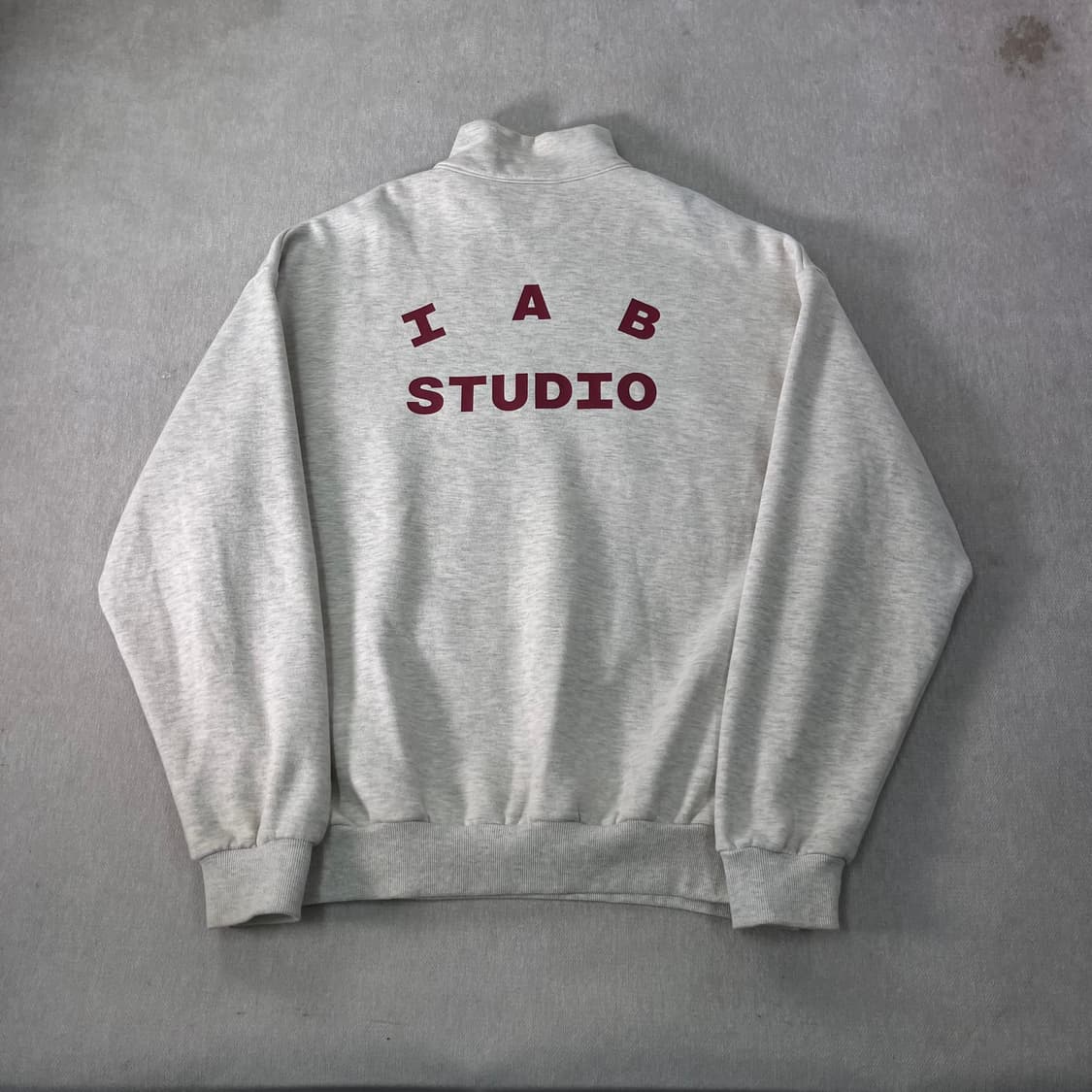 110 아이앱 스튜디오 오트밀 버건디 반집업 맨투맨 상품이미지1