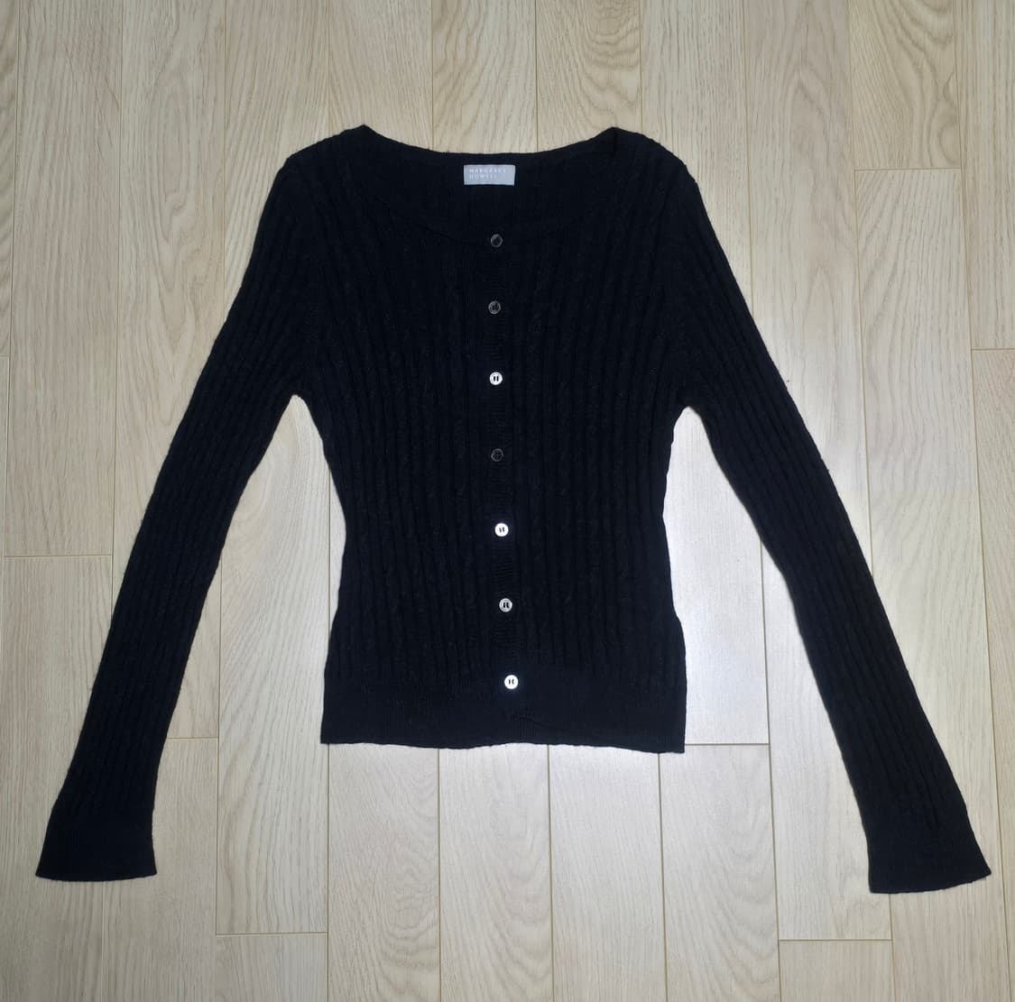 마가렛호웰 꽈배기 니트가디건 블랙 상품이미지1