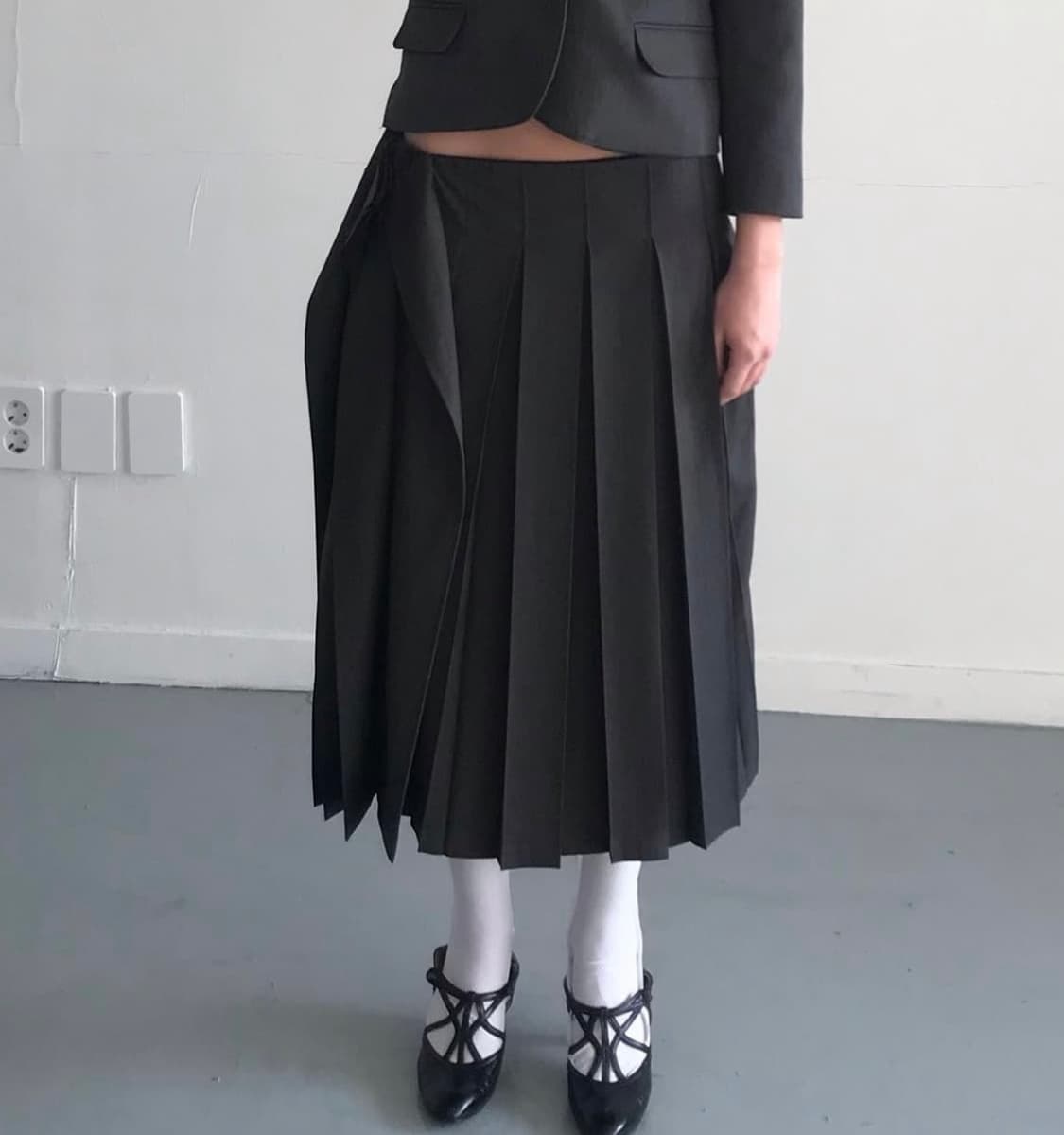 에옹쓰 offbeat 플리츠 스커트 차콜 2사이즈 상품이미지2
