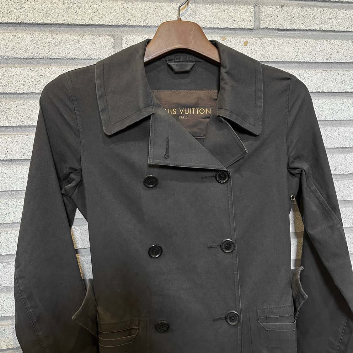 루이비통 하프 트렌치코트 카라넥 더블버튼 백 벨티드 디테일 블랙 상품이미지3