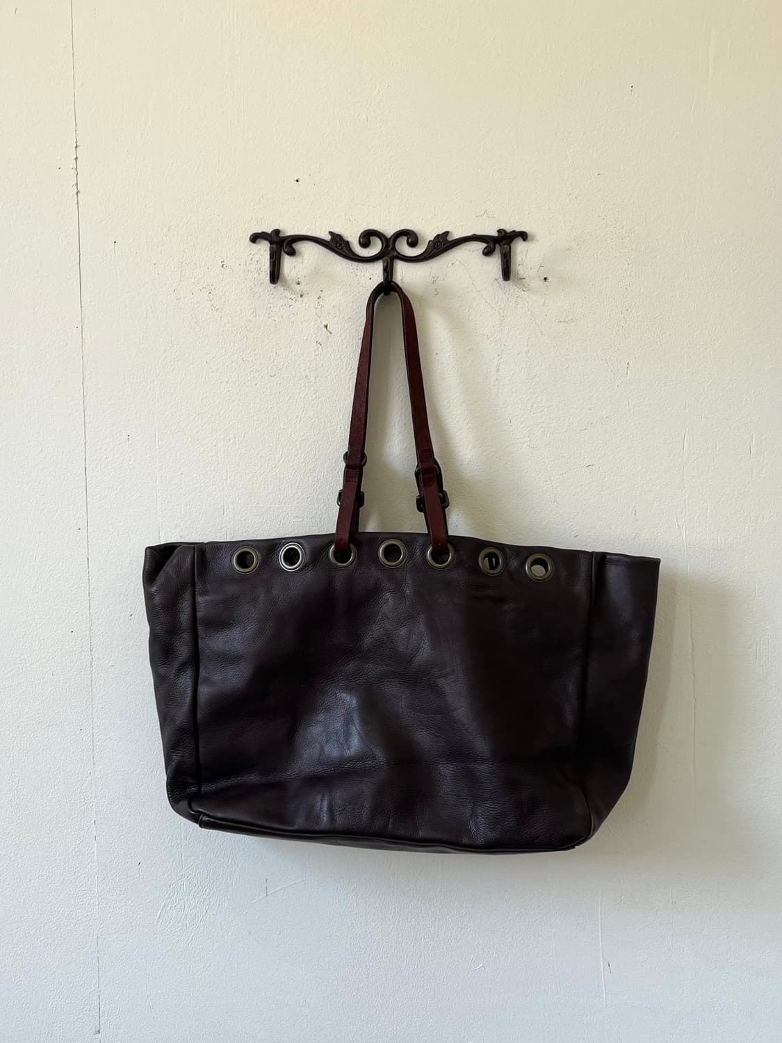 A.I.P Eyelet Leather Tote Bag 상품이미지4