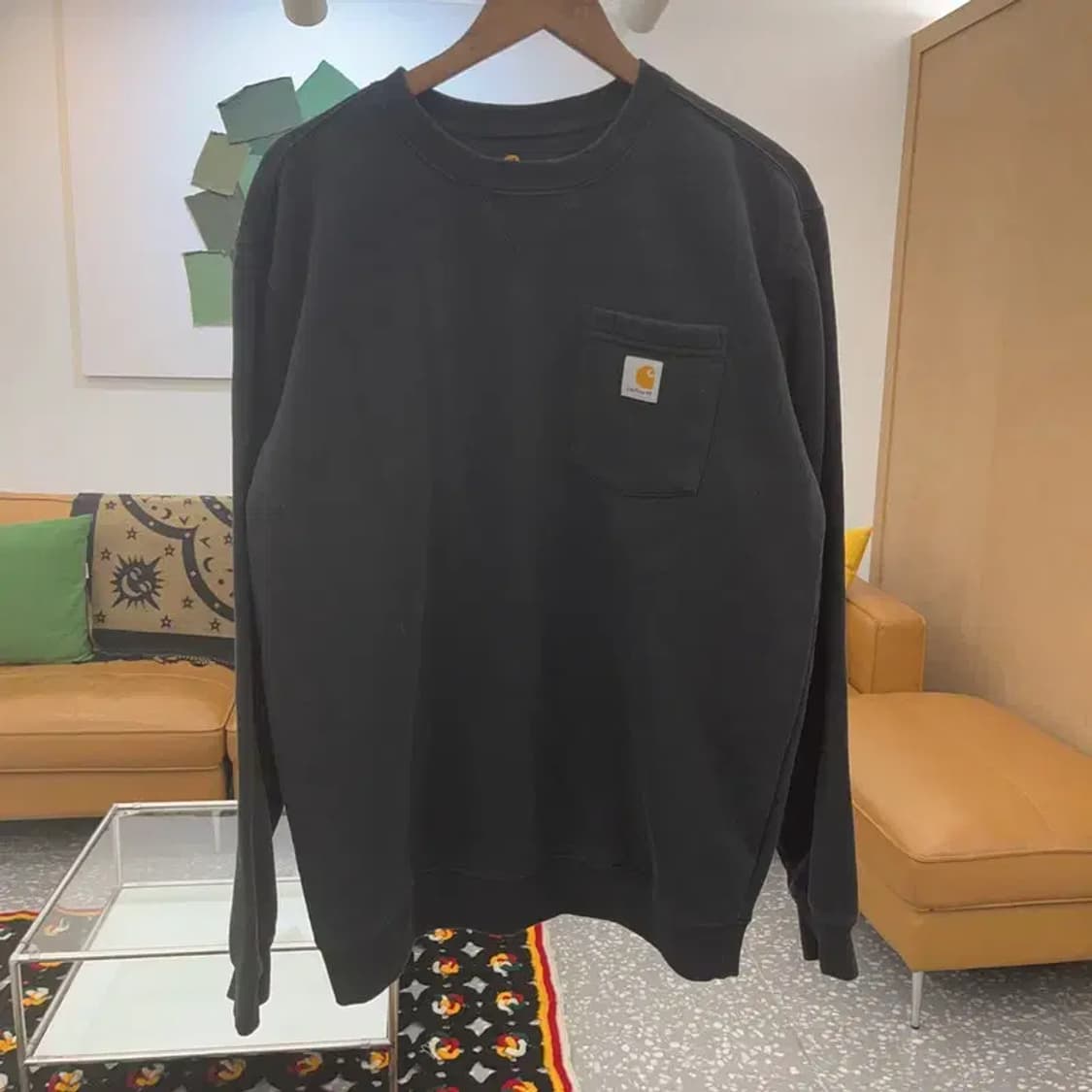 칼하트 베이직 모던 오버핏 포켓로고 디테일 맨투맨 M C07371 상품이미지3