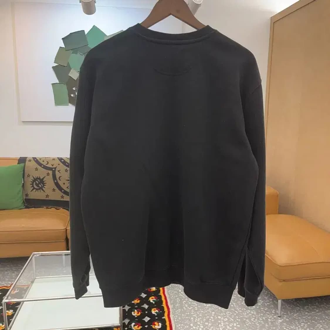 칼하트 베이직 모던 오버핏 포켓로고 디테일 맨투맨 M C07371 상품이미지4