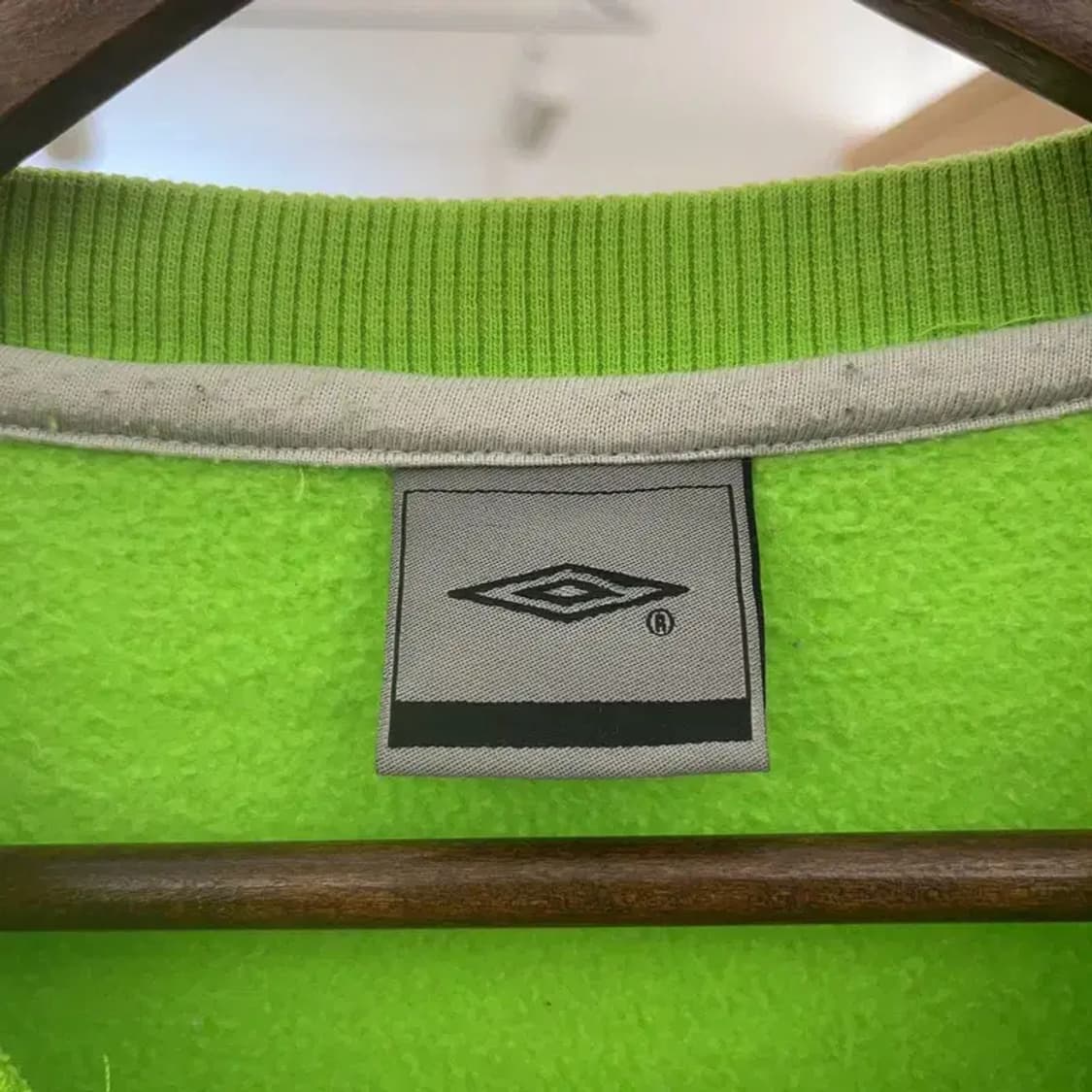 엄브로 올드스쿨 키치 프린팅 네온그린 약기모 맨투맨 95 C07792 상품이미지5