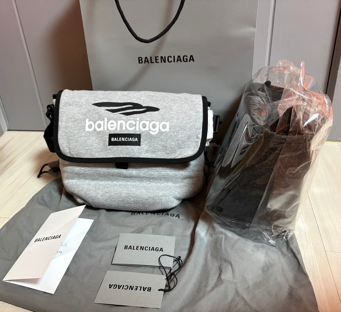 발렌시아가 익스플로러 메신저백 (새상품) 판매합니다. 상품이미지1