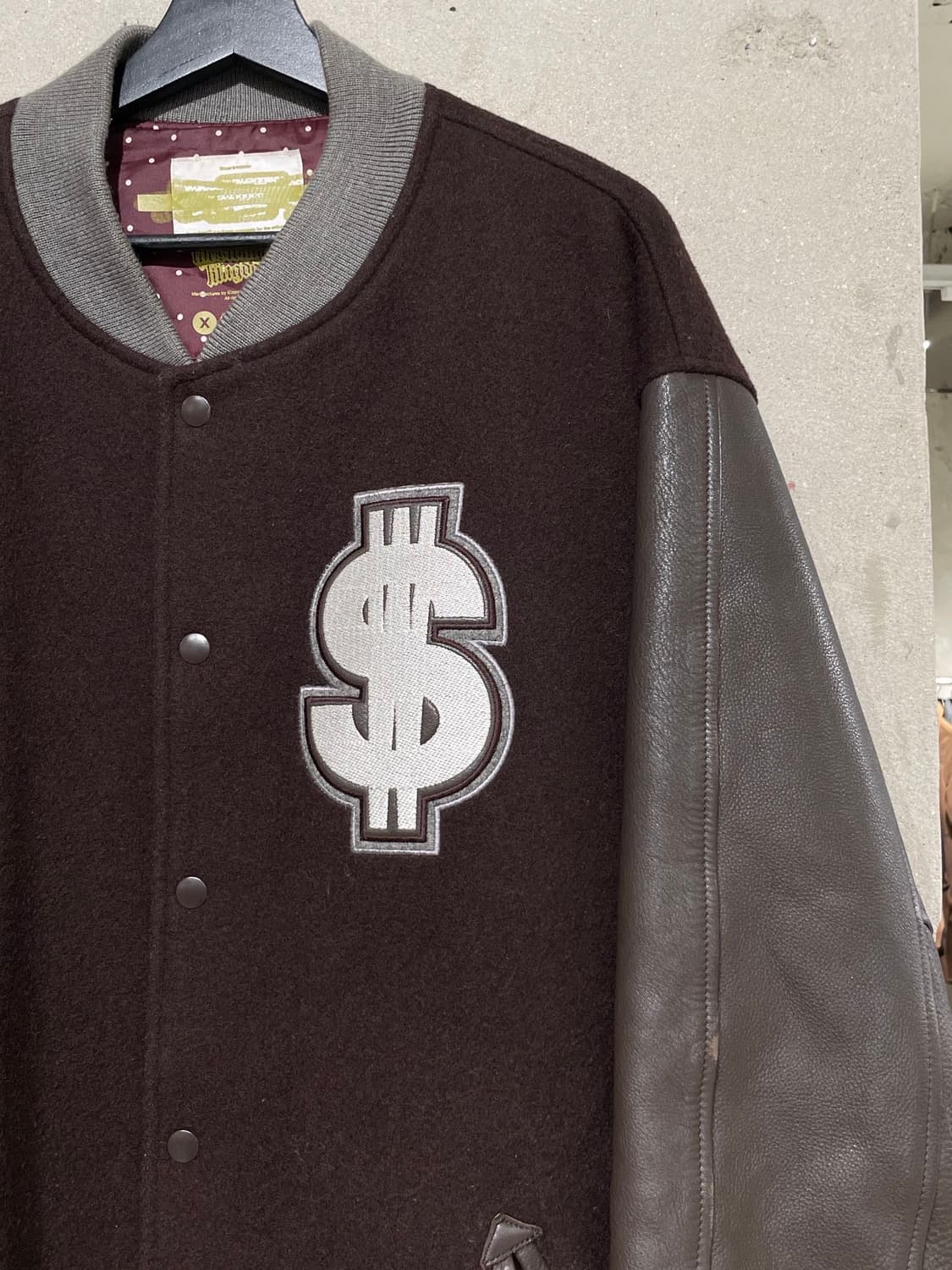 스웨거 다크 브라운 달러 사인 스펠 아웃 바시티 자켓 상품이미지3