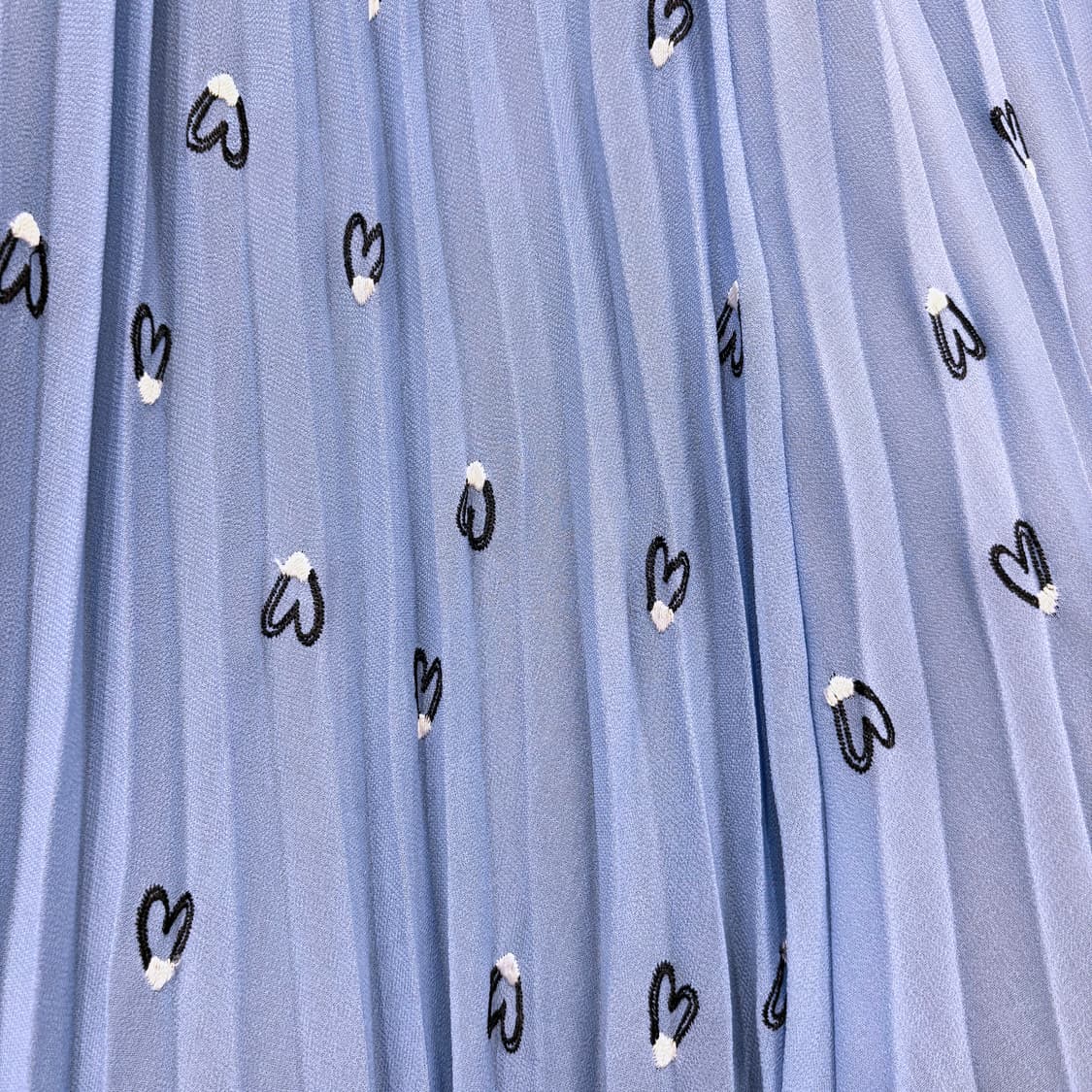 마쥬 플리츠 롱 스커트 허리 밴딩 하트 자수 패턴 디테일 스카이 블루 상품이미지6