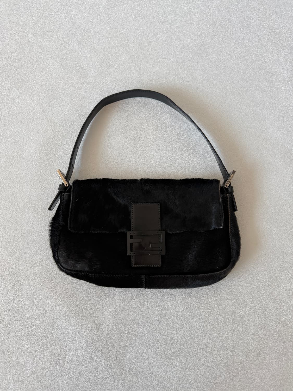 펜디(FENDI) 블랙 송치 바게트 숄더백(ITALY) 상품이미지1