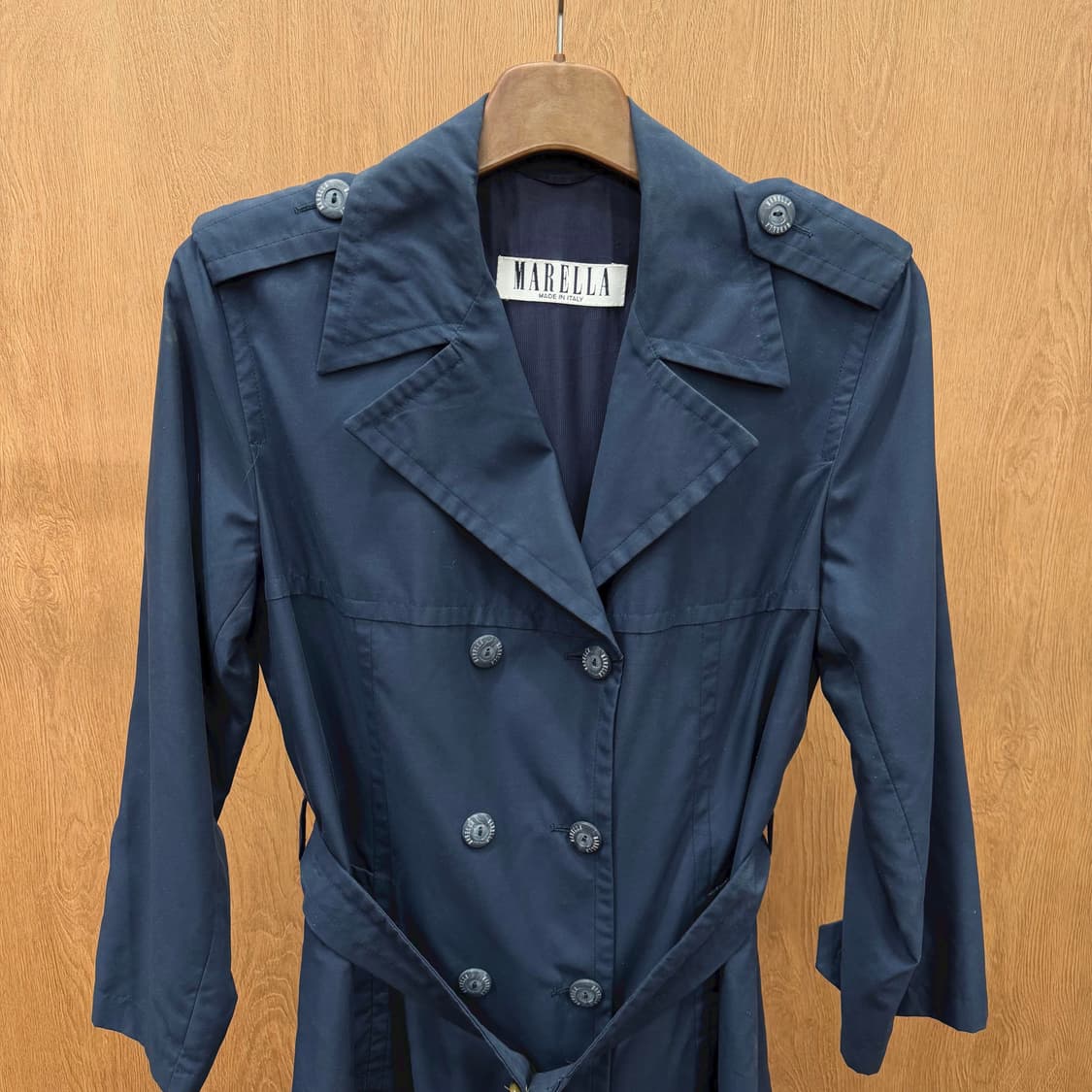 마렐라 트렌치 미디 코트 견장 더블 버튼 벨트 스트랩 디테일 네이비 상품이미지4