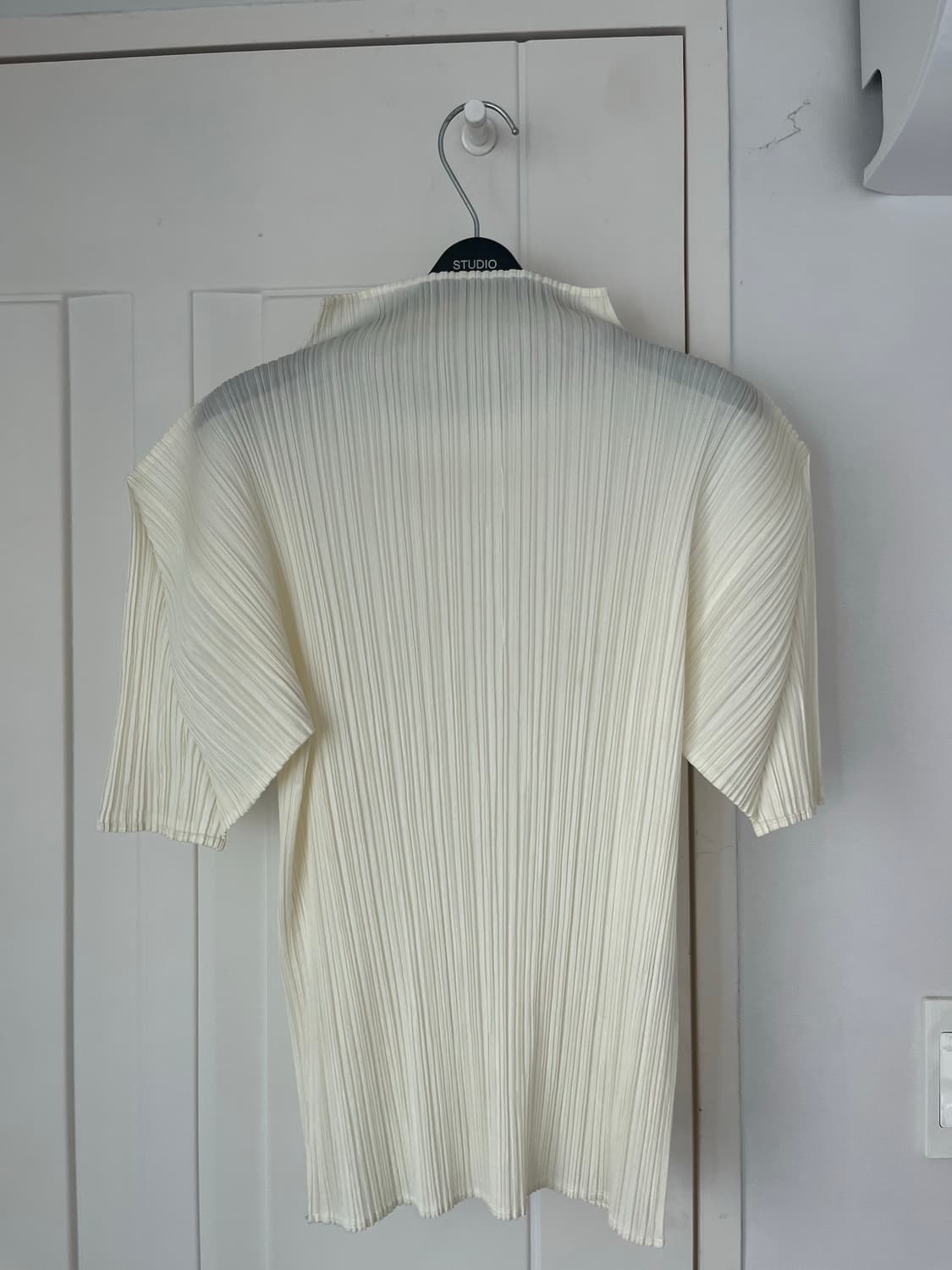이세이미야케 플리츠 플리즈 하이넥 아이보리 반팔 상품이미지3