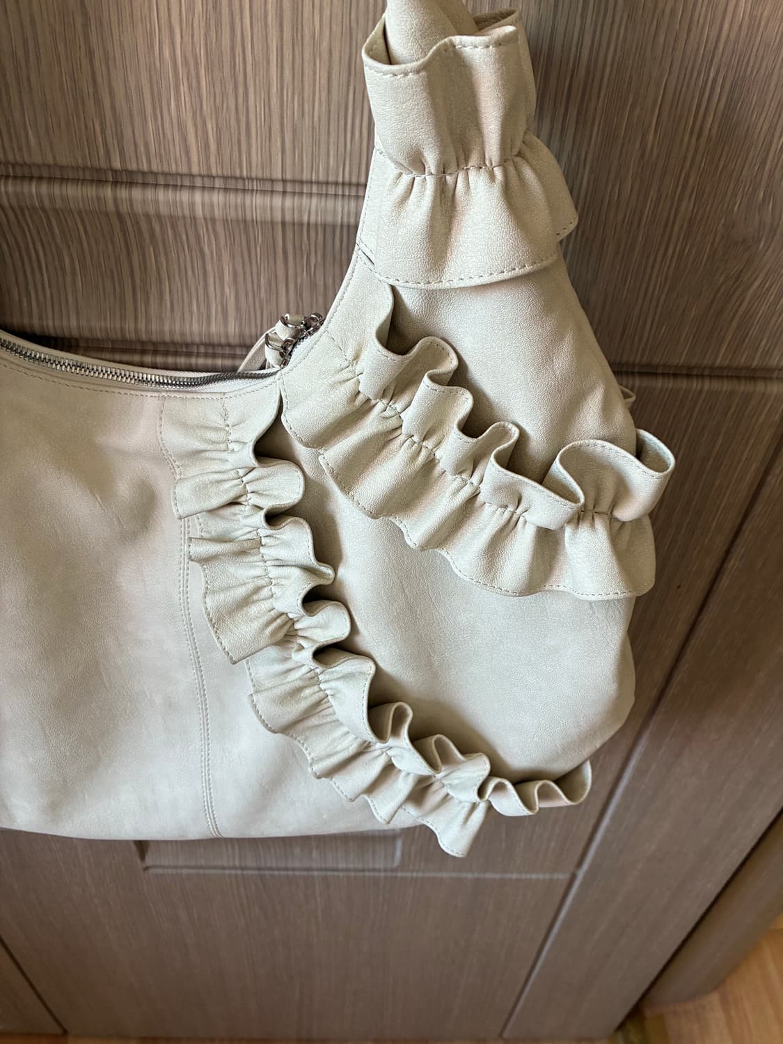BOWEY RUFFLE BAG IN IVORY 상품이미지3
