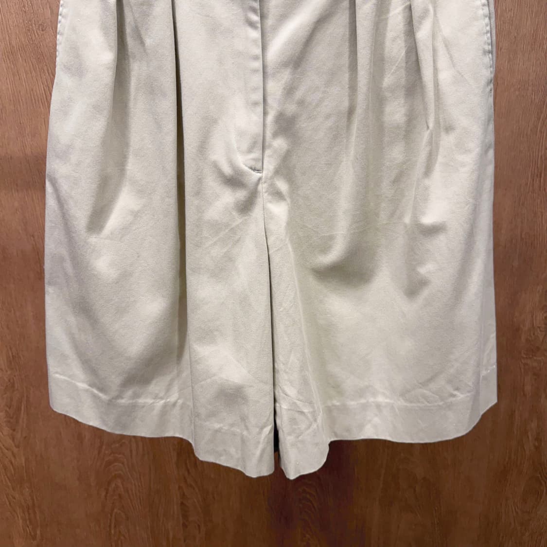 맥그리거 하프 팬츠 투턱 히든 버튼 디테일 와이드핏 베이지 상품이미지5