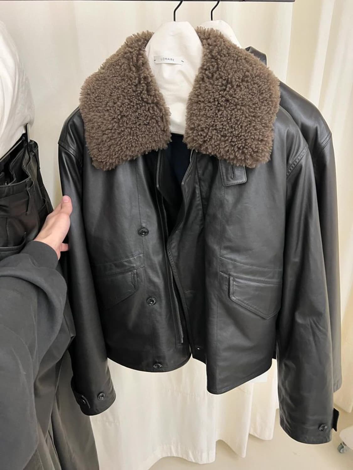 르메르 24fw 카프레더 무스탕 L 상품이미지3