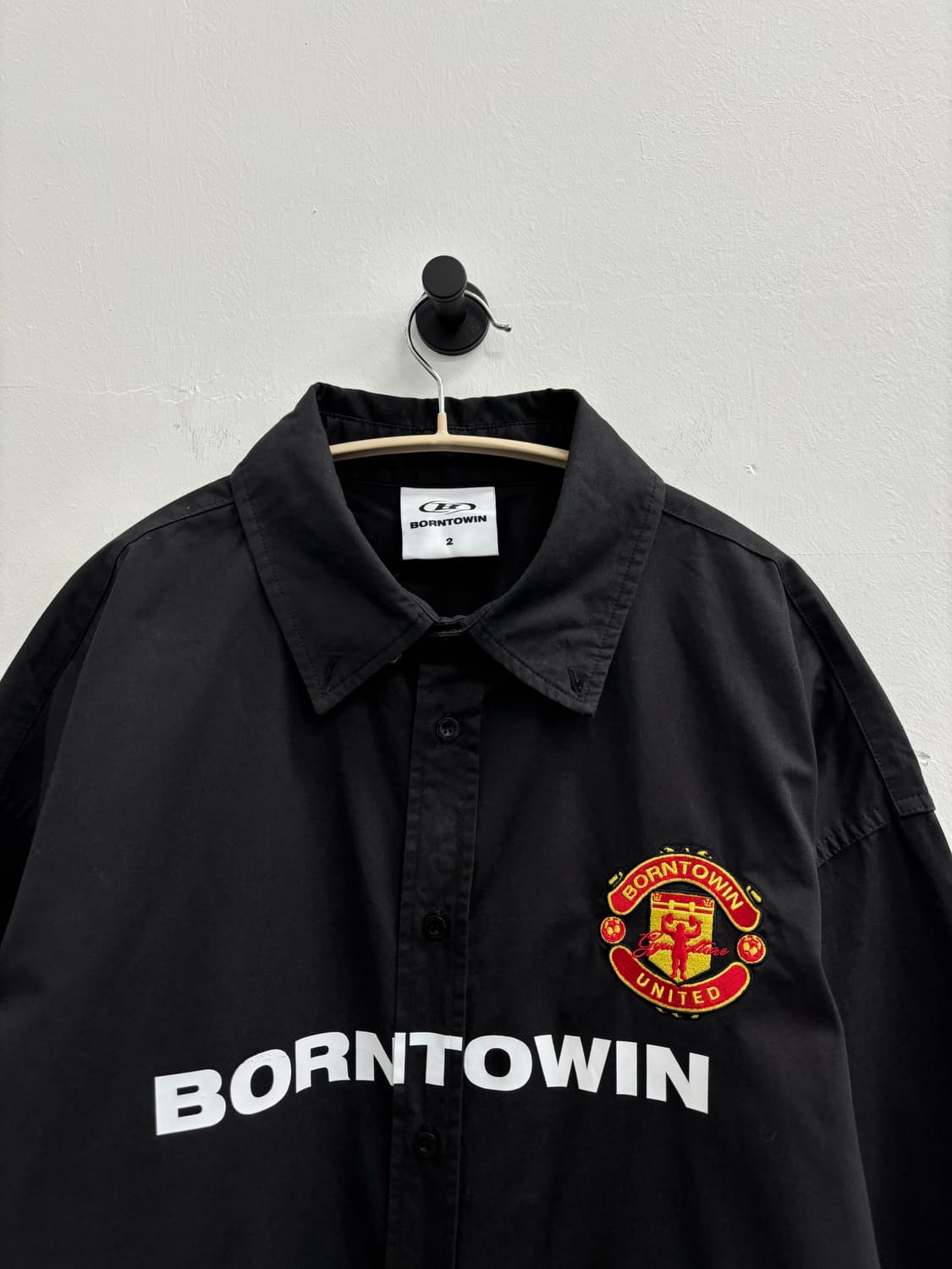 본투윈 BORNTOWIN 유나이티드 로고 그래픽 셔츠 상품이미지2