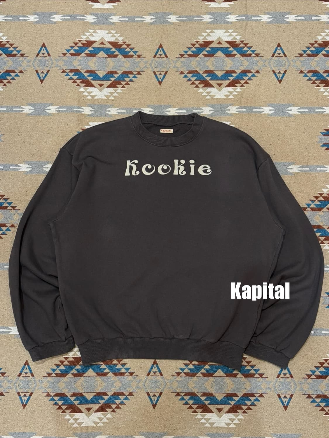 [4][XL] 캐피탈 30 크루 스웨트셔츠 쿠키 패치 잉크 블랙 상품이미지1