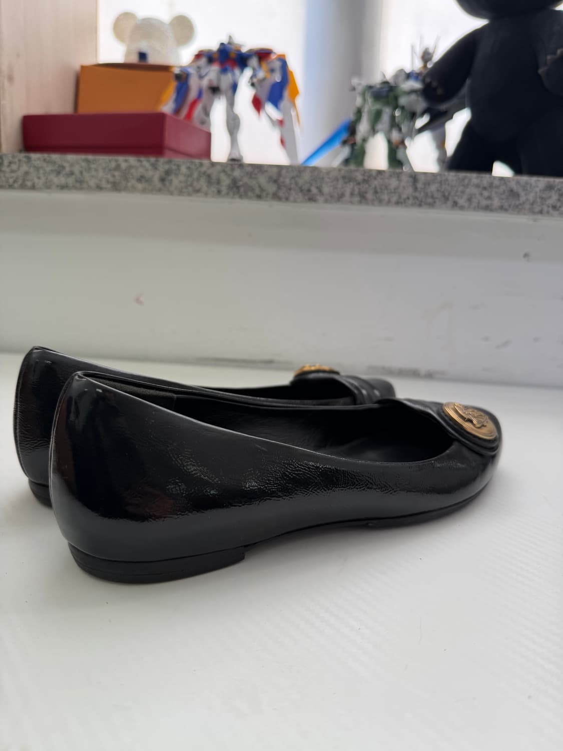 정품) 구찌 블랙 페이턴트 가죽 플랫슈즈 36 상품이미지4