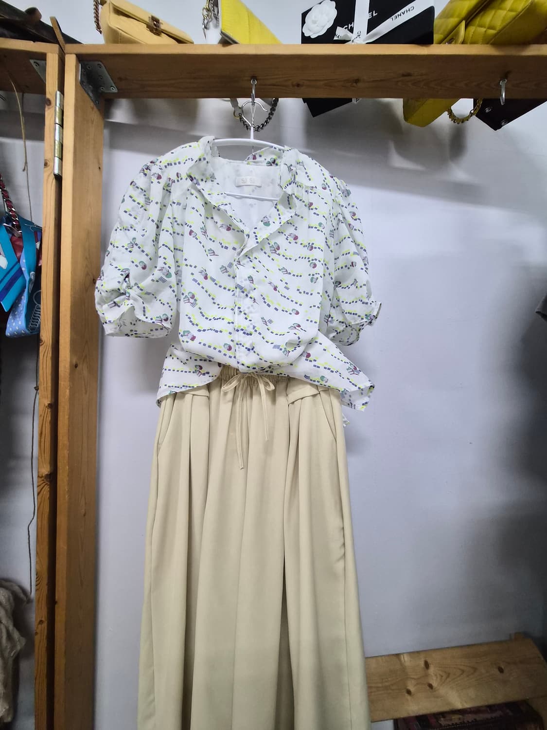 SJSJ 셔링벌룬 블라우스. 난닝구 옐로베이지 와이드팬츠 상품이미지1