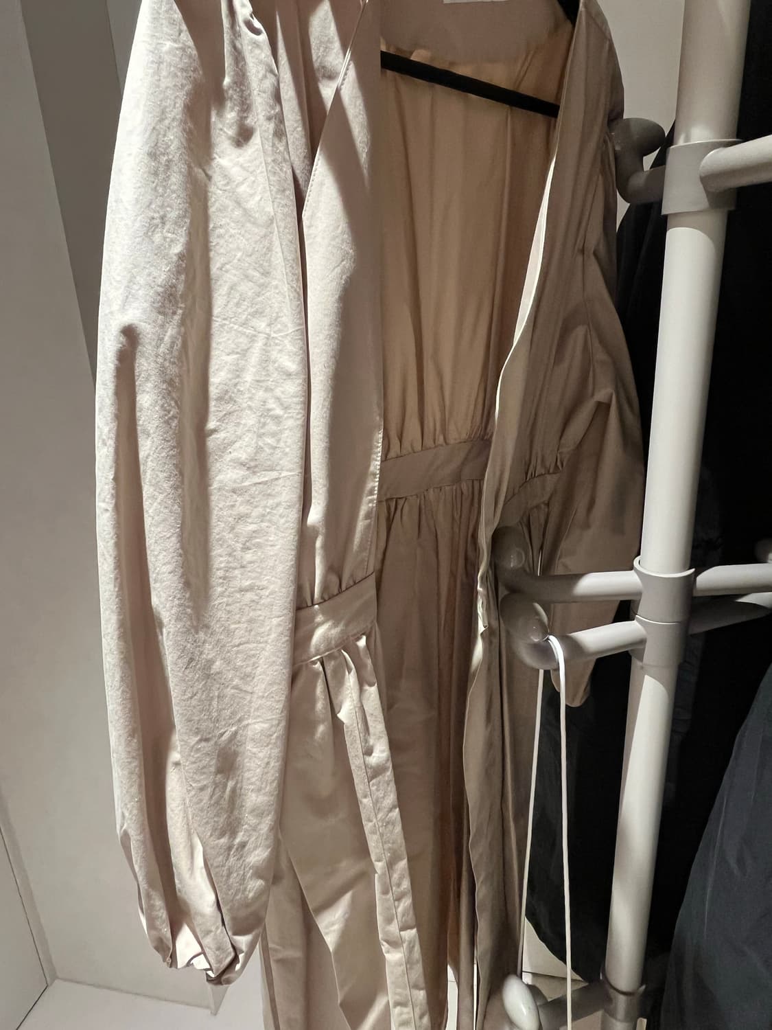 리엘 puff v neck 트렌치 원피스 베이지 상품이미지5