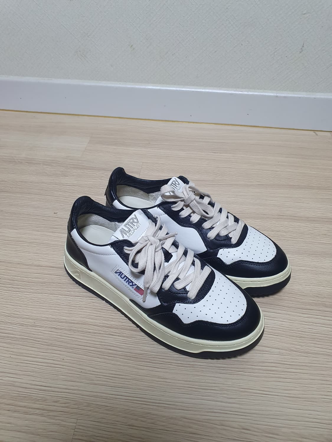 오트리 메달리스트 블랙/화이트 스니커즈 260~65 상품이미지2