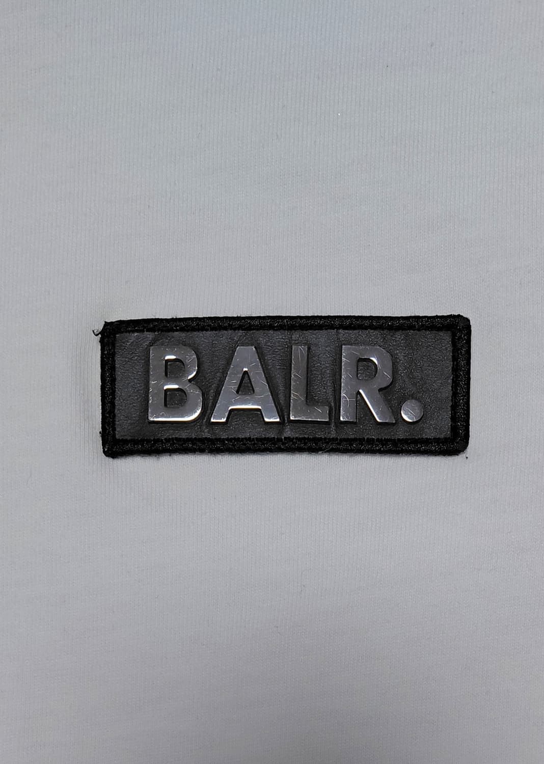 [S] 발레르(BALR.) 메탈 플레이트 로고 반팔 티셔츠 (화이트) 상품이미지5