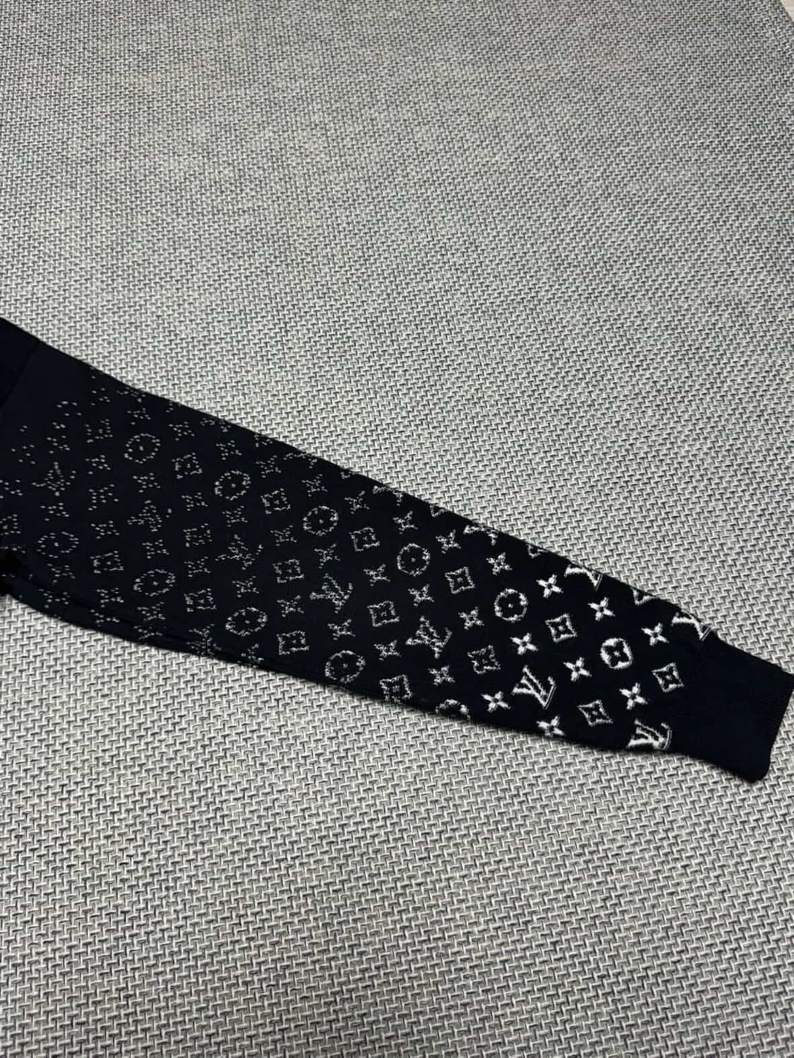 [정품/S] 루이비통 그라디언트 모노그램 니트 상품이미지4