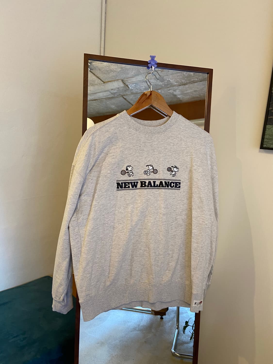 뉴발란스x스누피 맨투맨 상품이미지1