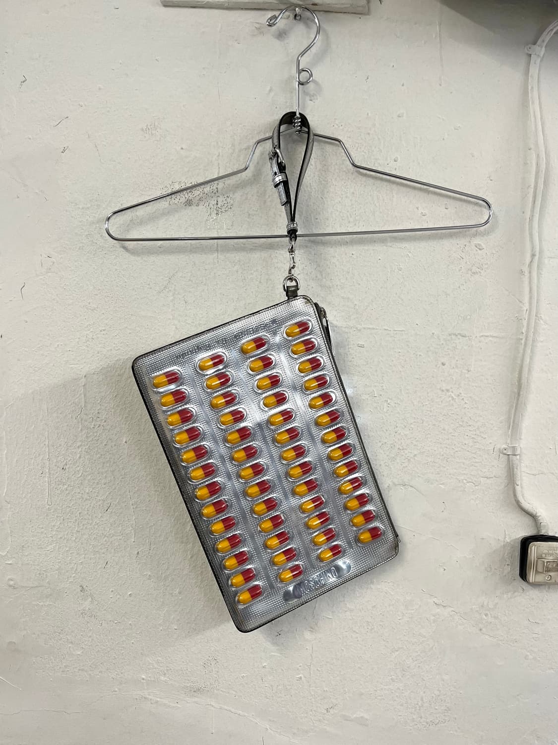 모스키노 2017 제레미 스캇 런웨이 아카이브 알약 캡슐 클러치 핸드백 상품이미지3