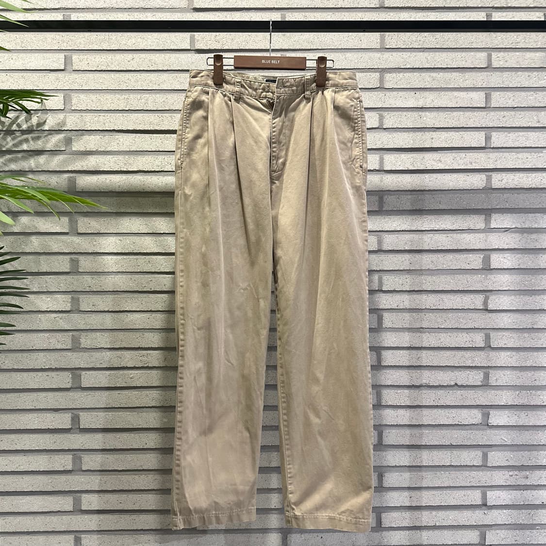 폴로진스 투턱 스트레이트 치노팬츠 후면패치 디테일 베이지 상품이미지2