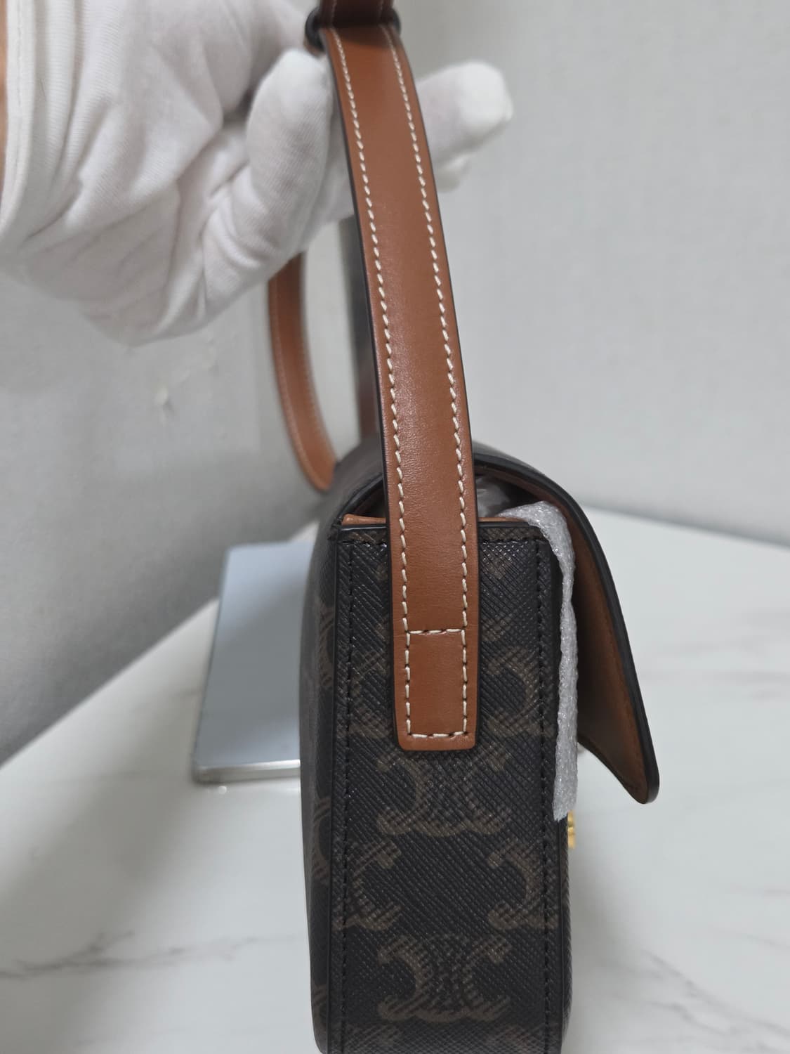 [새상품급] 셀린느 트리옹프 클로드 숄더백 Black Tan 상품이미지5