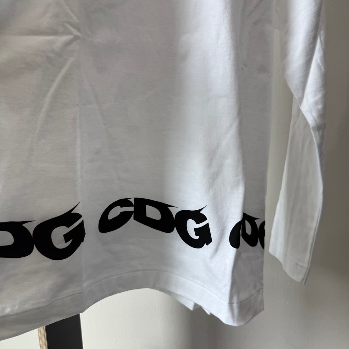 꼼데가르송 CDG WAVY 백 로고 롱슬리브 2컬러 상품이미지5
