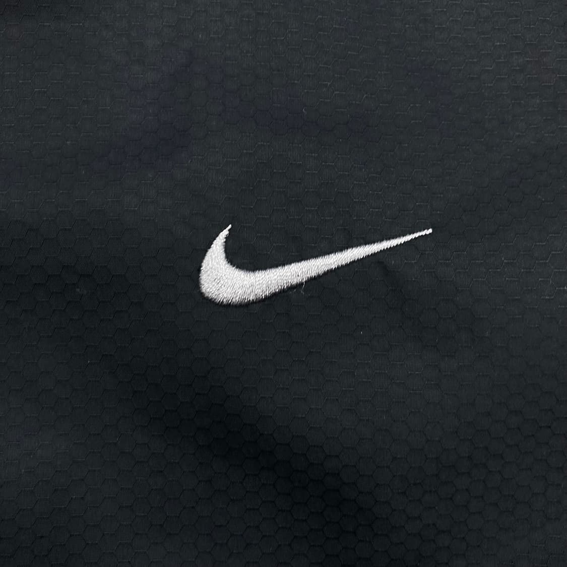 나이키 블랙 컬러 스우시 스몰 로고 바람막이 상품이미지2