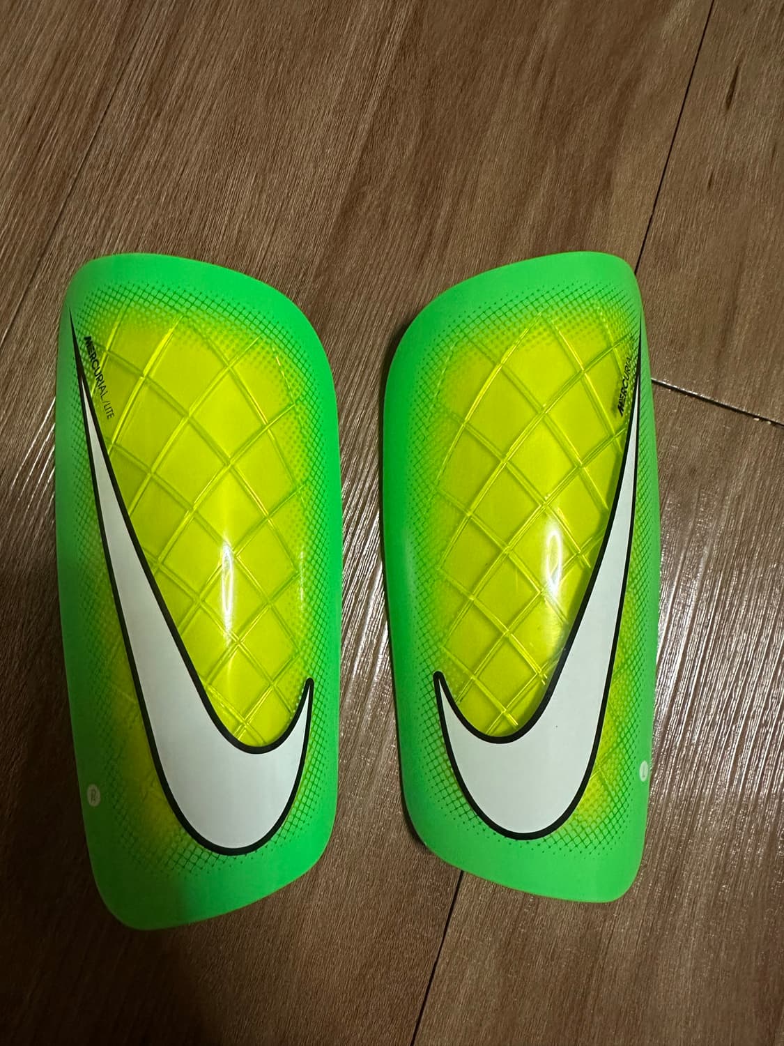 나이키 머큐리얼 라이트 축구 정강이 보호대 L 판매 상품이미지1