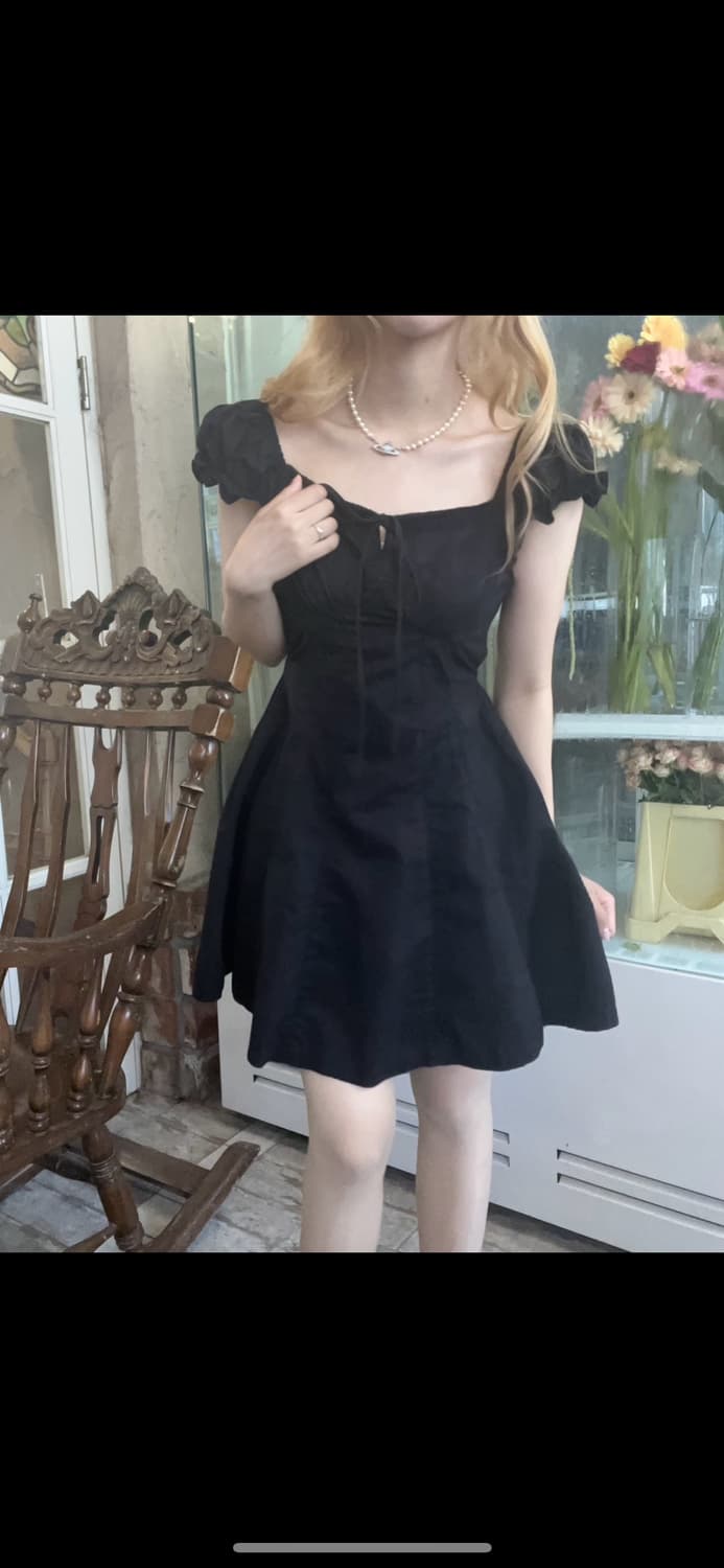 러블리 퍼프 프릴 리본 오픈숄더 원피스 블랙 상품이미지1