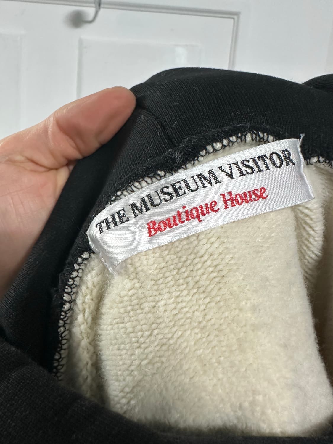 더뮤지엄비지터 스프레이드 후드티 상품이미지3