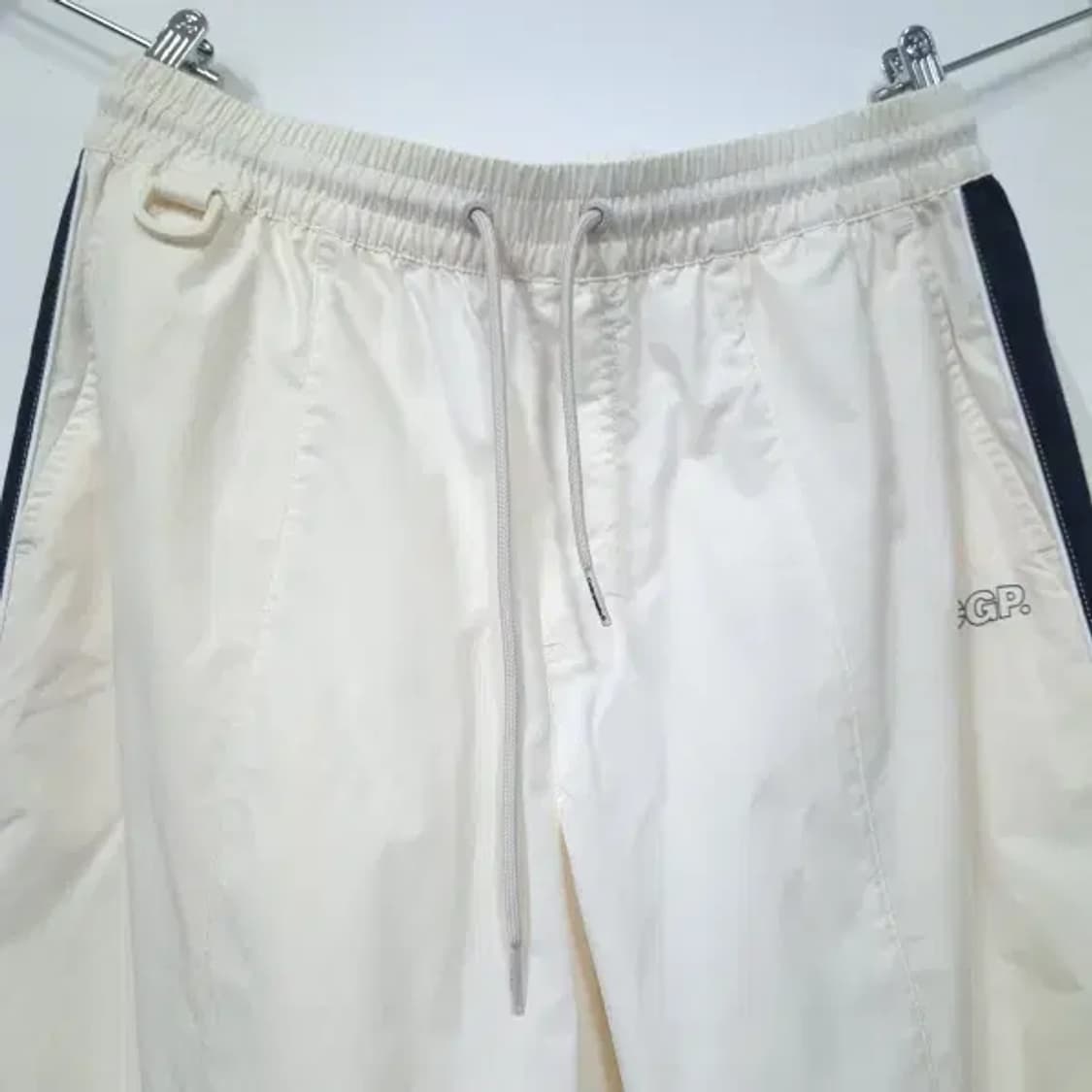 BP4319 코드그라피 남성30사이즈 크림블랙 배색 파이핑 스트링 팬츠 상품이미지2