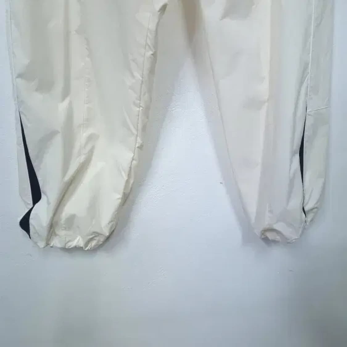 BP4319 코드그라피 남성30사이즈 크림블랙 배색 파이핑 스트링 팬츠 상품이미지3