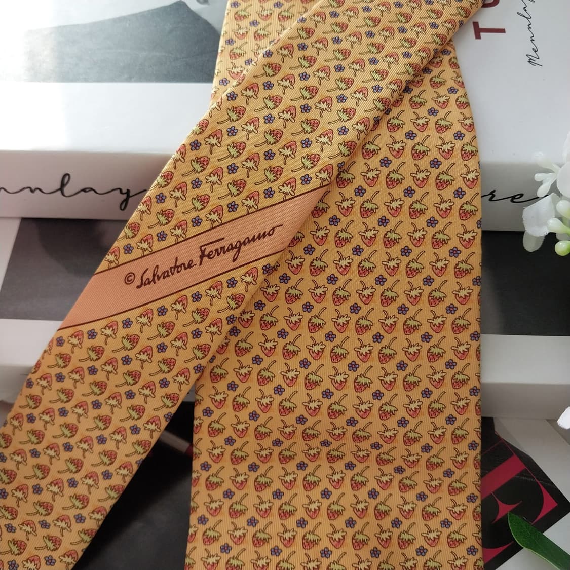 페라가모 실크 옐로우 딸기 패턴 넥타이 9.5cm A+등급 K1632
 상품이미지3