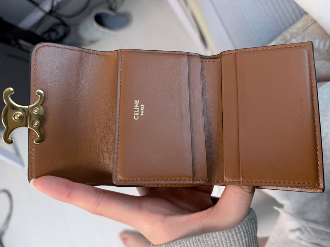 셀린느 트리옹프 캔버스 코인 컴팩트 윌렛 탄 지갑 상품이미지3