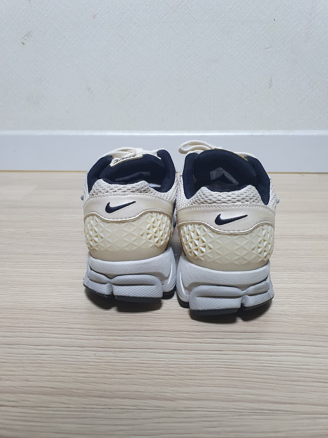 나이키 줌 보메로5 운동화 245 상품이미지5