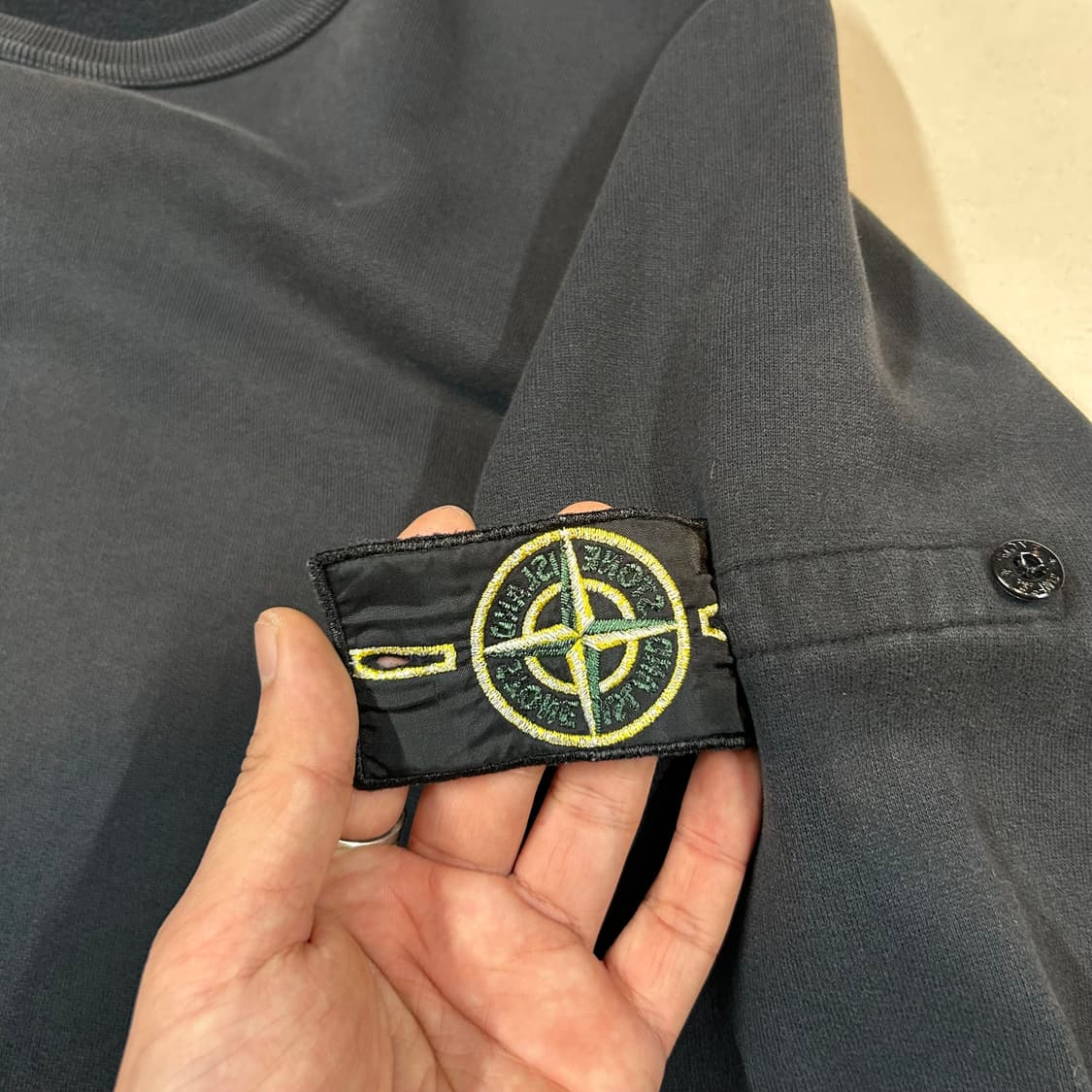 L) 스톤아일랜드 블랙 와펜 맨투맨 스웨트셔츠 상품이미지5