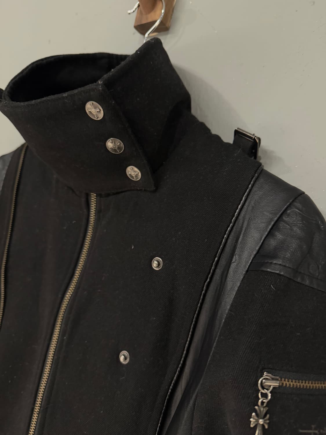 Ozz Croce 벨티드 디테일 레더 포인트 하이넥 자켓 상품이미지4