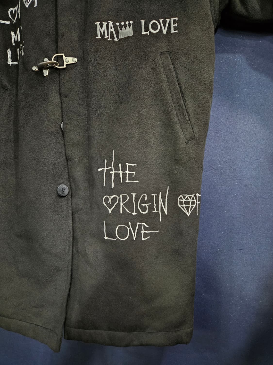 LOVE OF MY LIFE 자수 블랙 남성 세미오버핏 100 반코트  상품이미지6