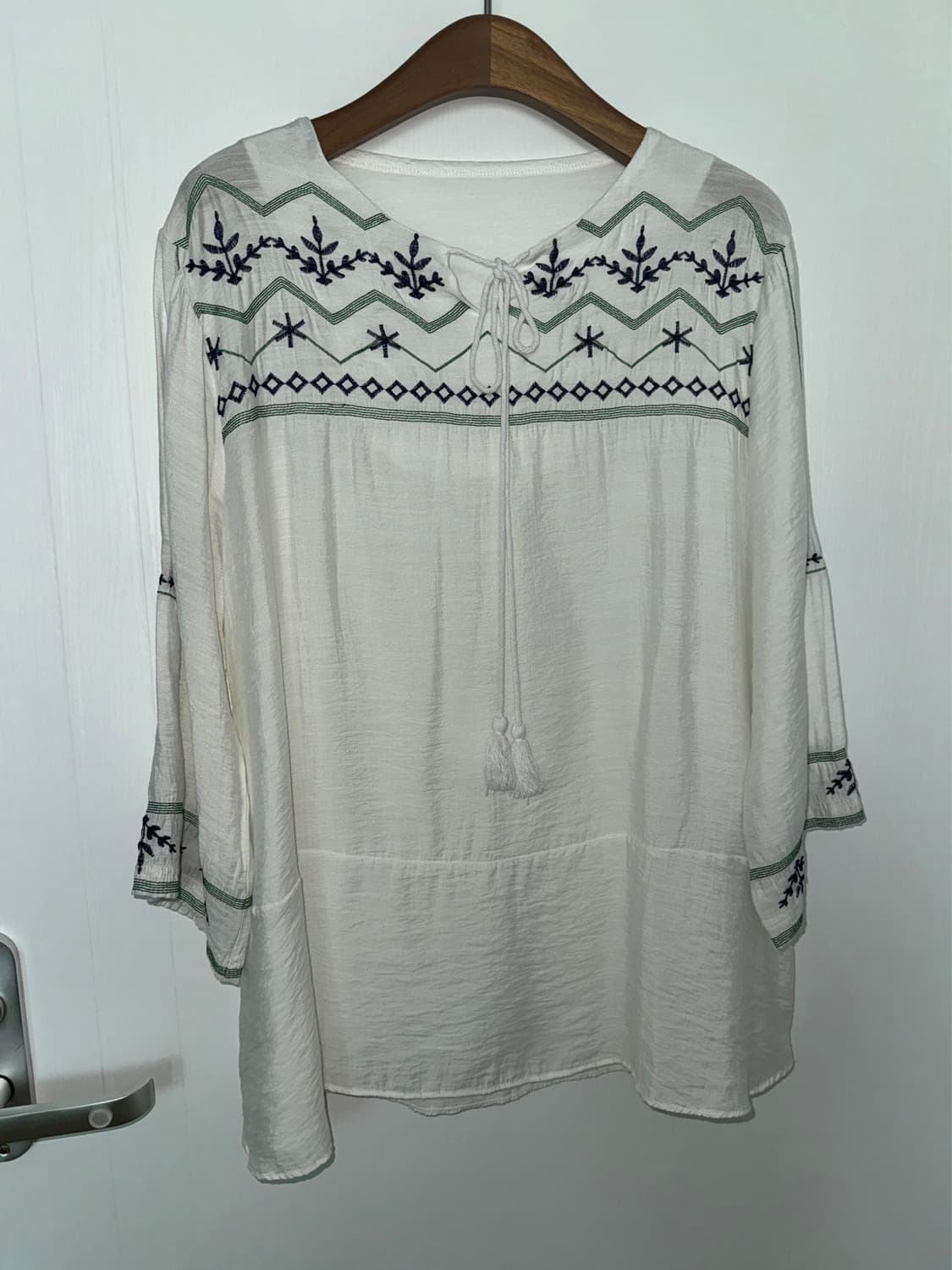 Bohemian Embroidered Tassel Blouse 상품이미지1