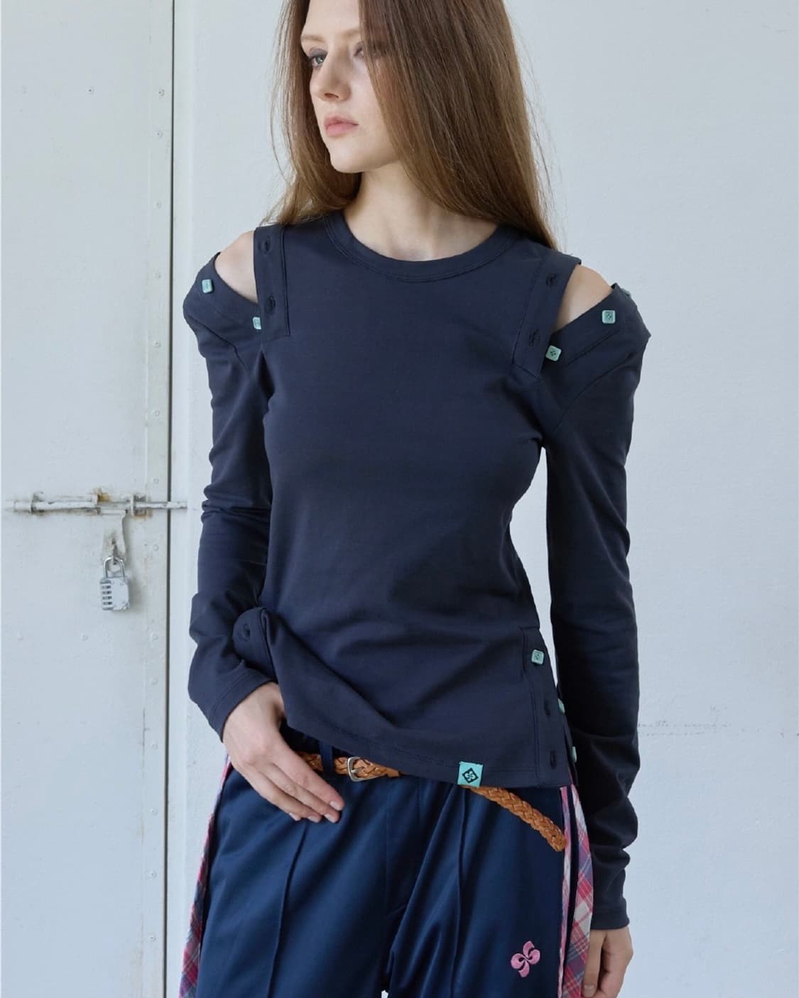 헤레틱 버튼 컷오프 티 차콜 BUTTON CUT-OFF T-SHIRT 상품이미지1