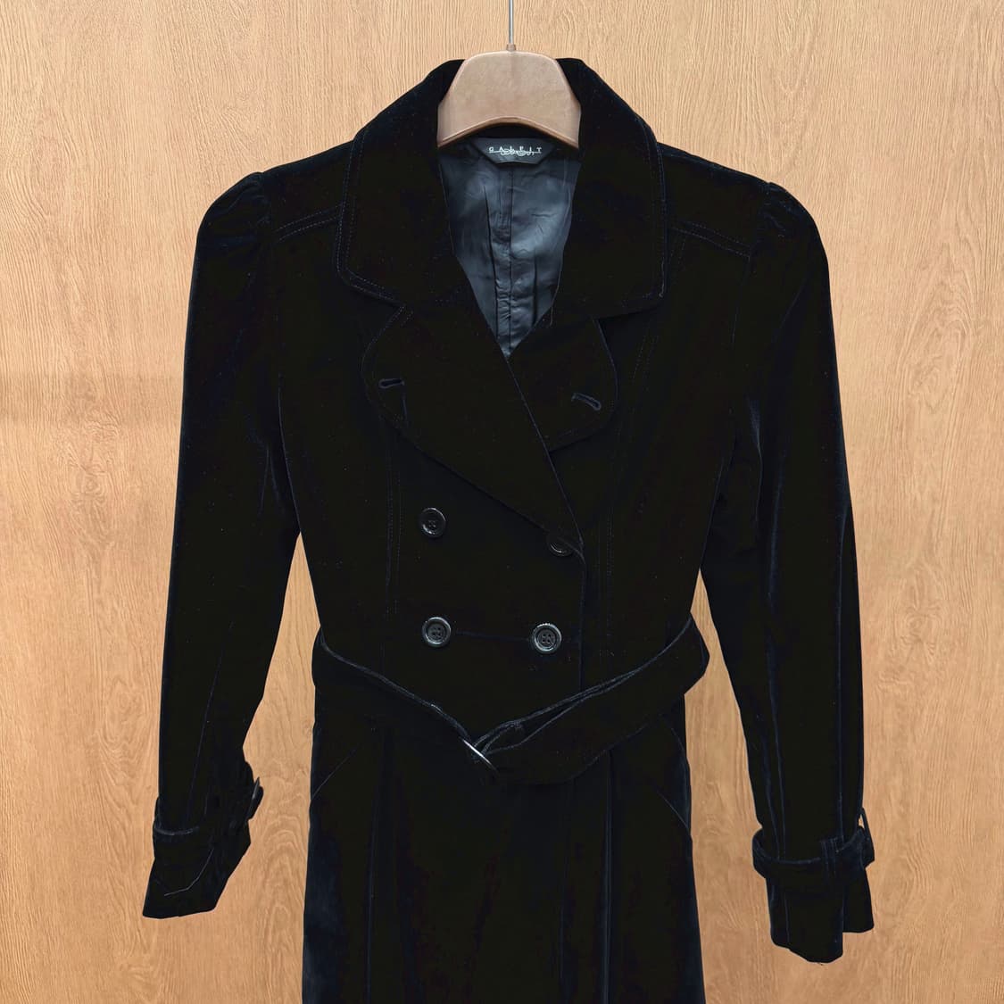 JPN 슬림핏 벨벳 롱 코트 더블 버튼 허리 벨트 숄더 셔링 디테일 블랙 상품이미지4