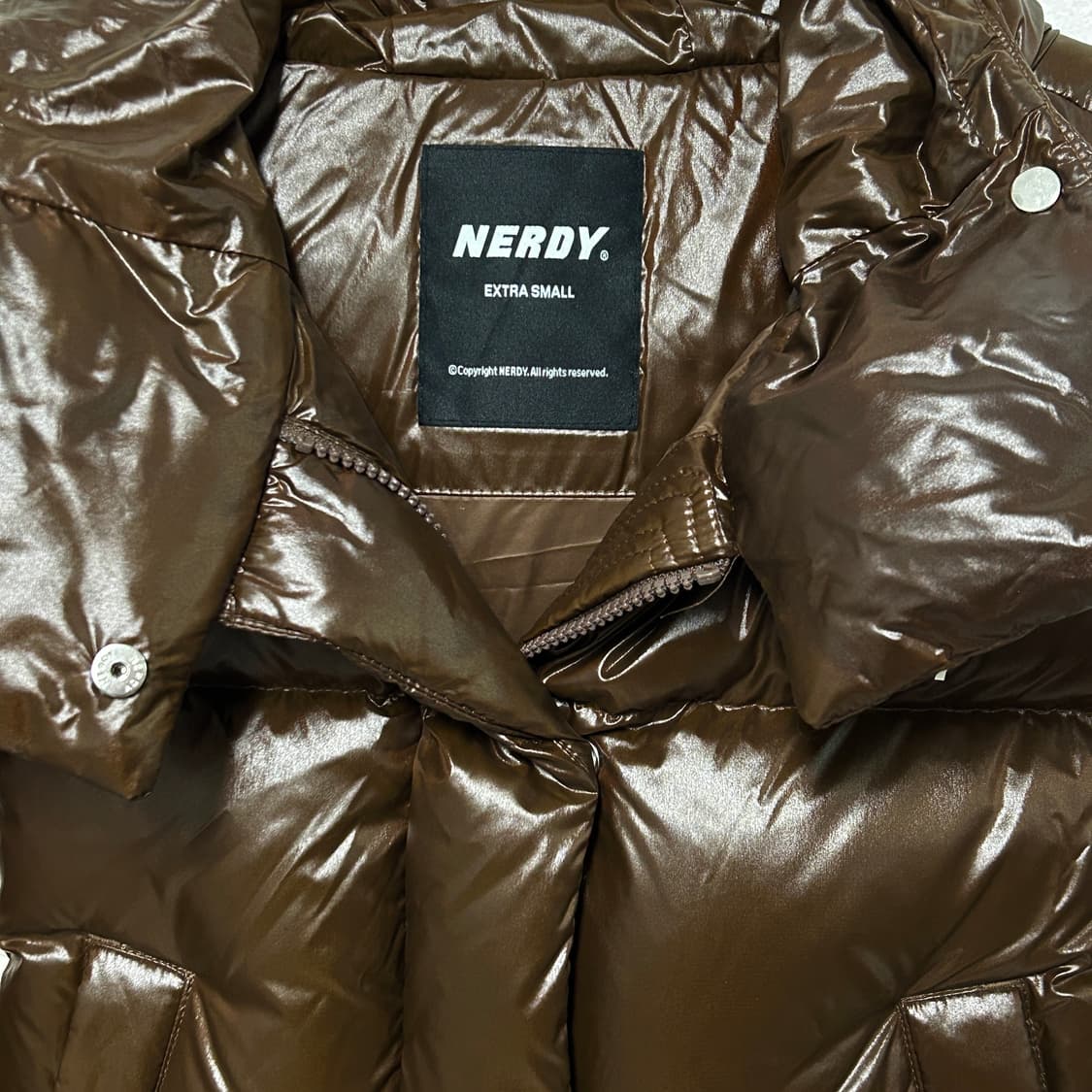 널디 디태처블 투웨이 슬리브 글로시 다운 자켓 브라운 상품이미지4