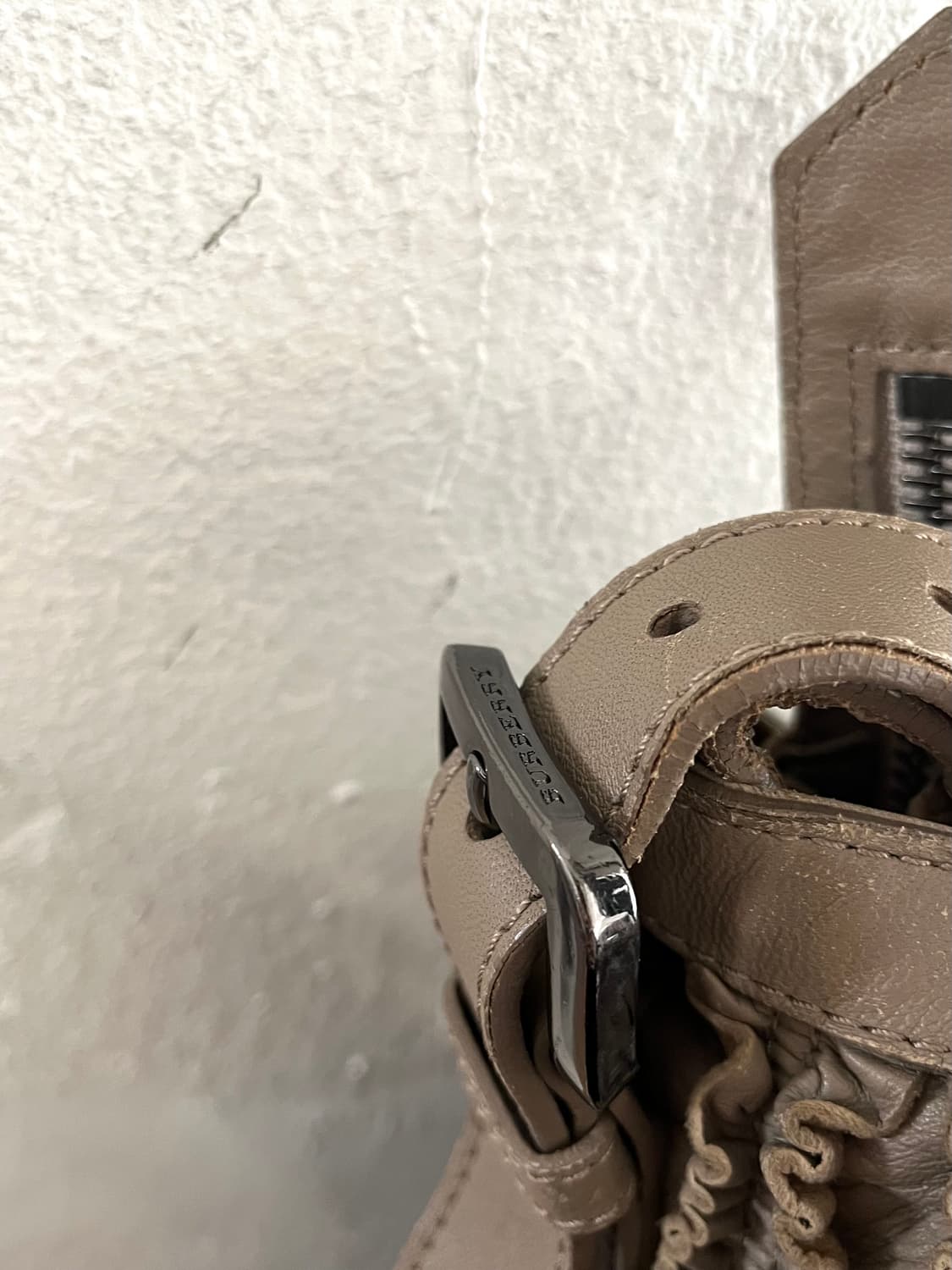 버버리 프로섬 아카이브 플라워 셔링 레더백 상품이미지3