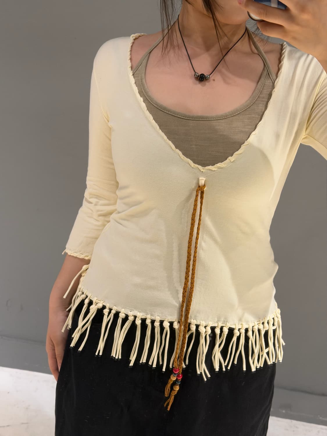 Deep v-neck twist line tassel top 상품이미지3