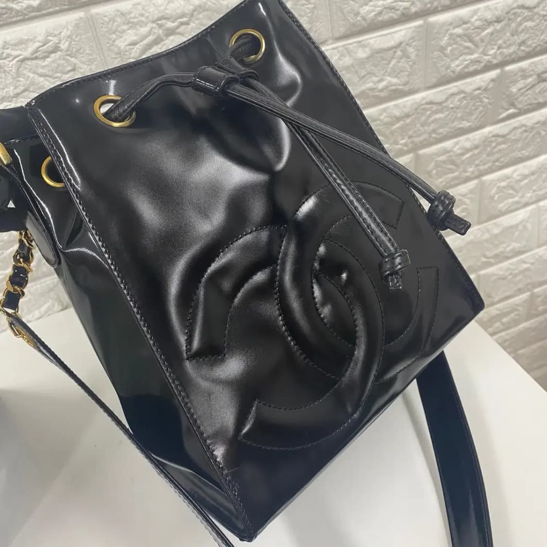 CHANEL /빈티지 샤넬 4번대 블랙 페이던트 드로스트링 버킷백/숄더백 상품이미지3